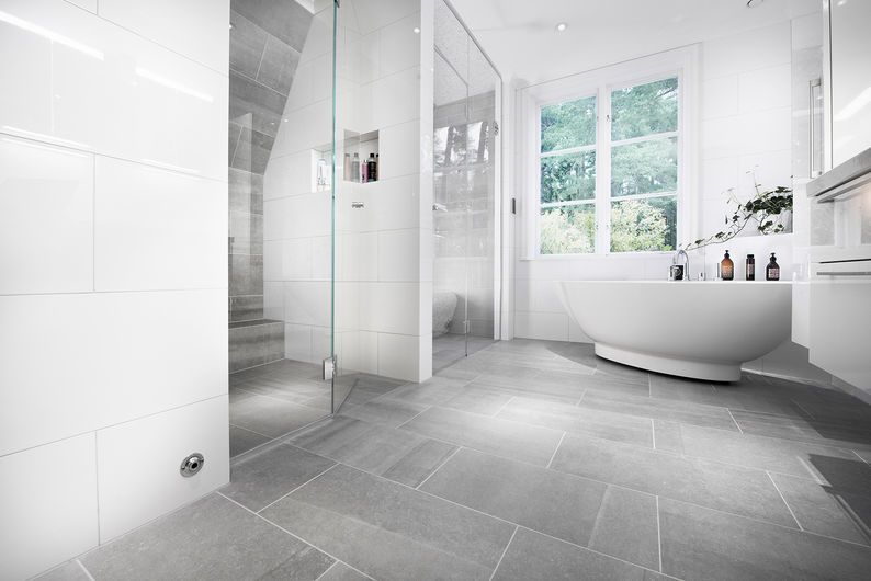 Weisses Bad mit Walk-in-Dusche und freistehender Badewanne