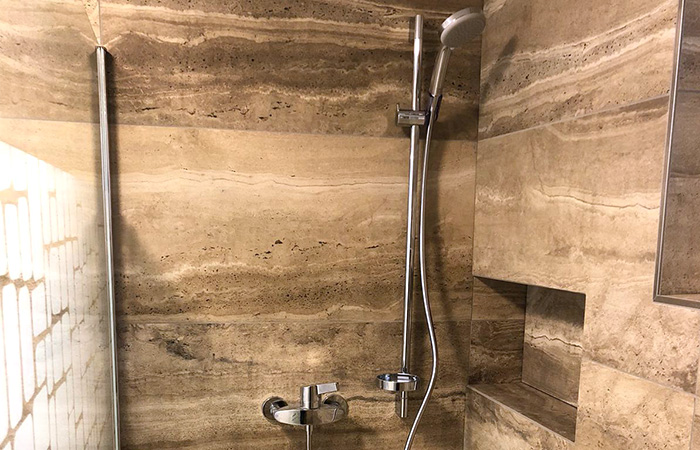 Dusche mit Travertin-Wandplatten, Einfamilienhaus Wohlen