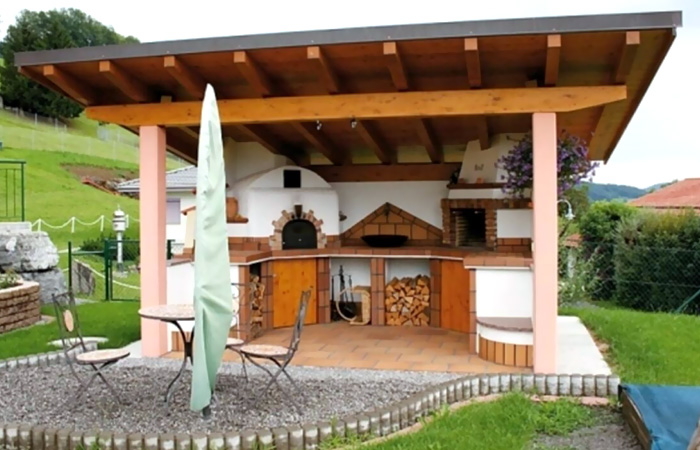 Gartenpavillon mit Holzdach und gemauertem Holzbackofen, Einfamilienhaus Wohlen