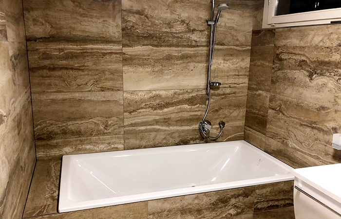 Einbaubadewanne mit Travertin-Wandplatten, Einfamilienhaus Wohlen