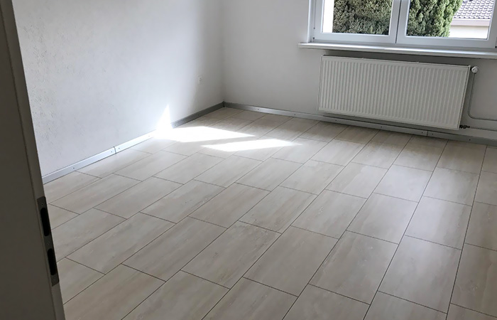 Neuer heller Plattenboden in leerer Wohnung, Zunzgen
