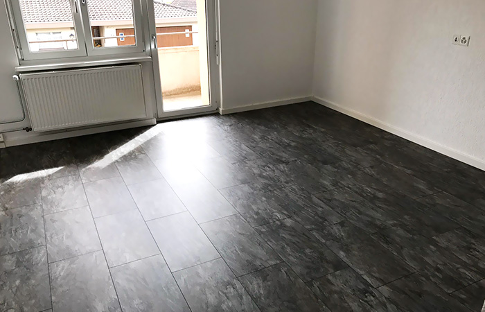 Dunkler Bodenbelag in Wohnraum mit Balkontür, Zunzgen