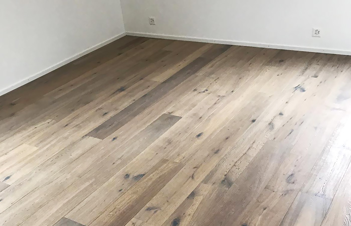 Eichenparkett in frisch gestrichenem Raum, Mehrfamilienhaus Zunzgen