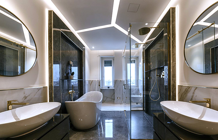 Marmorbad mit goldenen Armaturen, zwei Waschtischen und LED-Deckenlicht, Villa Zweidlen