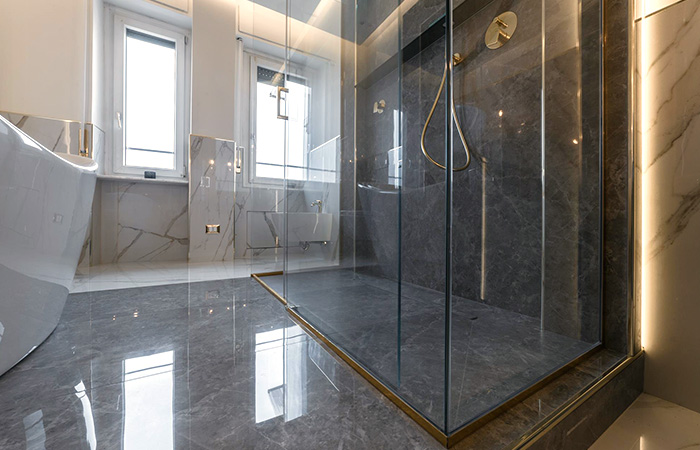 Glasdusche und freistehende Wanne im Marmorbad, Villa Zweidlen