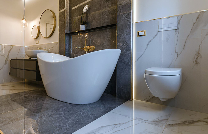 Freistehende Badewanne mit goldener Armatur, Villa Zweidlen