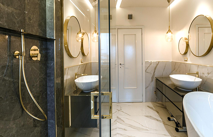 Dusche mit goldener Handbrause und runden Spiegeln, Villa Zweidlen