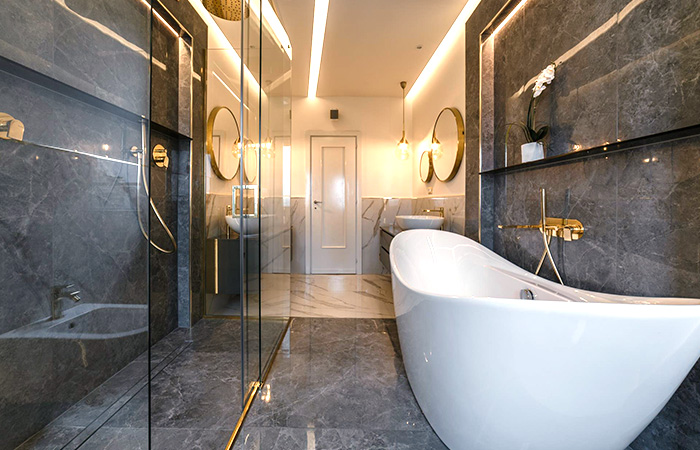 Marmorbad mit Dusche, Wanne und Doppelwaschtisch, Villa Zweidlen